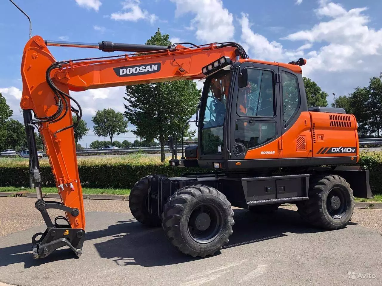 Купить Колесный экскаватор Doosan DX140W в лизинг для юридических лиц по  цене 12 691 000 руб.. КамЛизинг - выгодные условия лизинга на Погрузчики,  калькулятор лизинга и оформление в вашем городе Архангельск