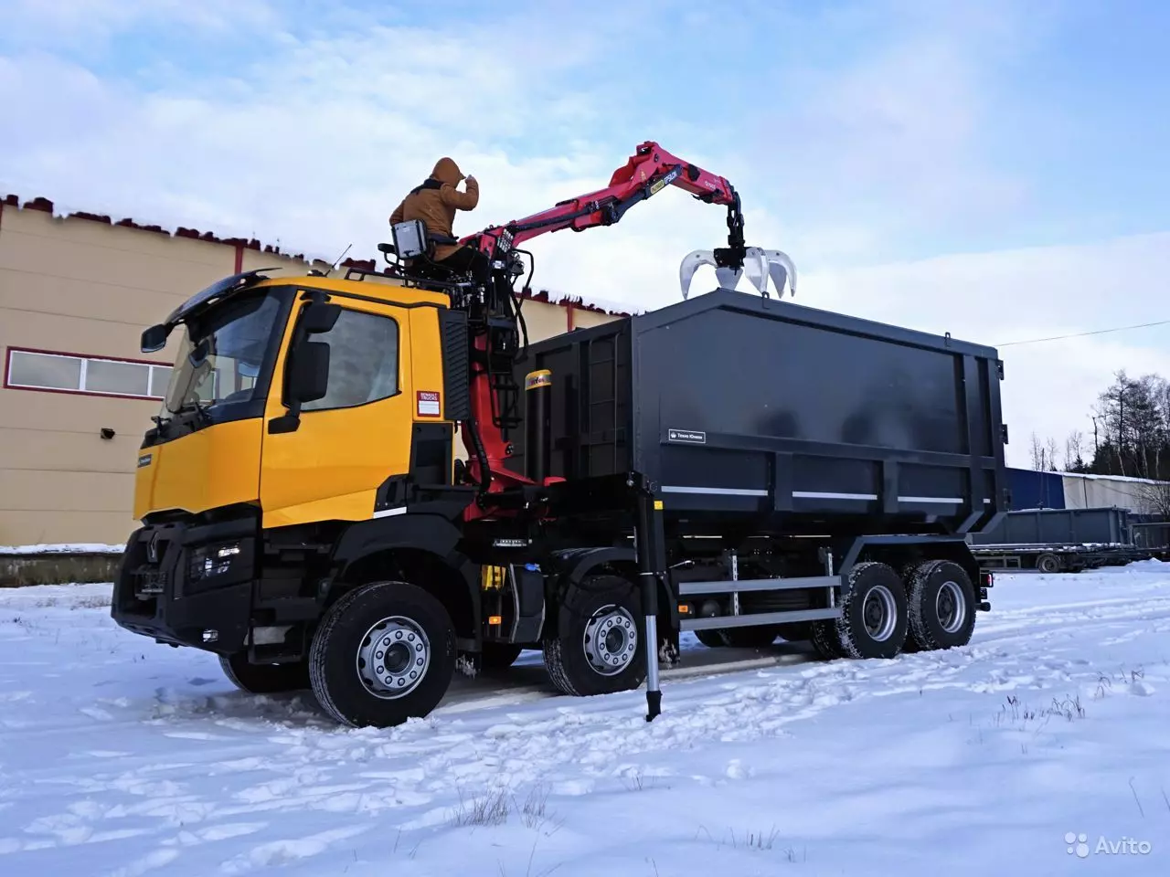 Купить Ломовоз металловоз Renault K 8x4 в лизинг для юридических лиц по  цене 18 477 000 руб.. КамЛизинг - выгодные условия лизинга на Манипуляторы  КАМАЗ, калькулятор лизинга и оформление в вашем городе Екатеринбург