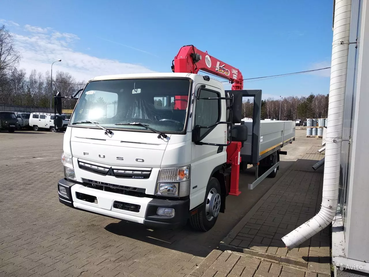 Купить Fuso (Mitsubishi) Canter бортовая платформа с кму в лизинг для  юридических лиц по цене 6 725 000 руб.. КамЛизинг - выгодные условия  лизинга на Грузовая техника, калькулятор лизинга и оформление в