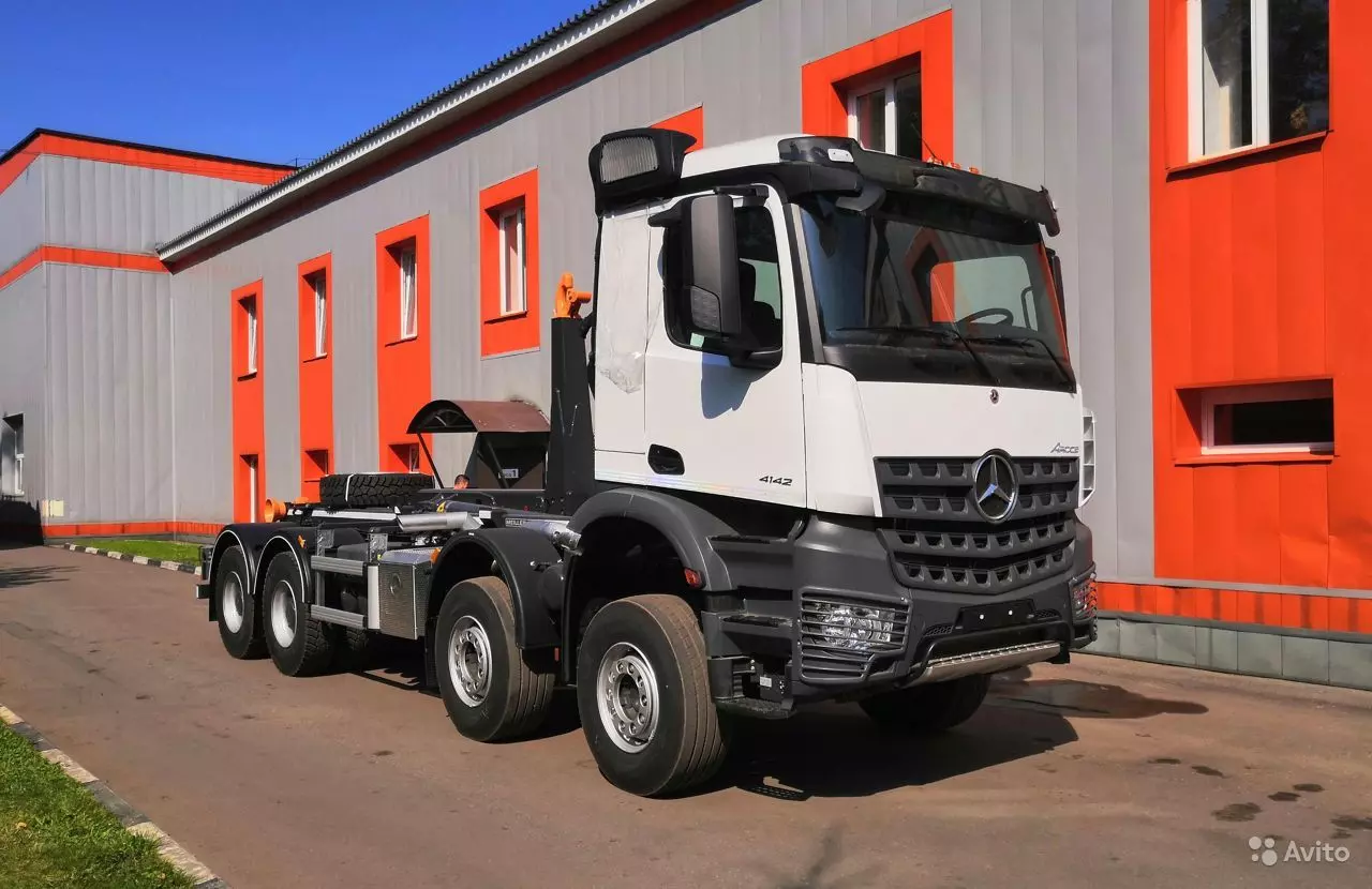 Купить Крюковой погрузчик Mercedes-Benz Arocs 4142 K в лизинг для  юридических лиц по цене 18 173 000 руб.. КамЛизинг - выгодные условия  лизинга на Коммунальная техника, калькулятор лизинга и оформление в вашем  городе Пермь